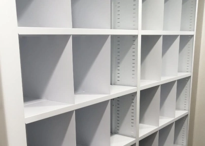 Металлические стеллажи с квадратными ячейками