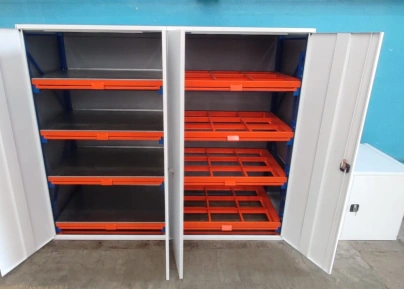 Промышленные стеллажи с выдвижными решетчатыми поддонами и рамами