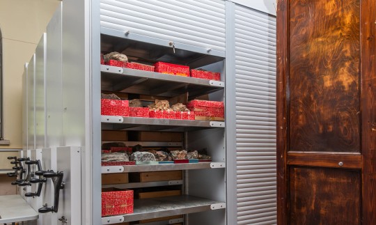 Стеллажи с дверями и ящиками для геологических фондов