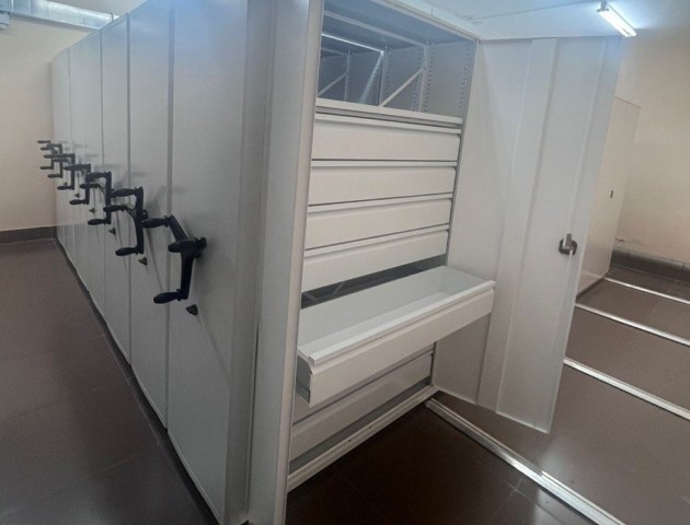 металлические стеллажи с ящиками и дверями