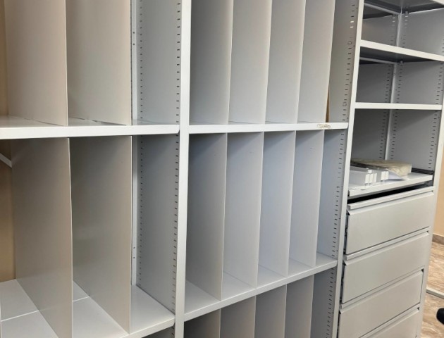металлические стеллажи с ячейками и ящиками