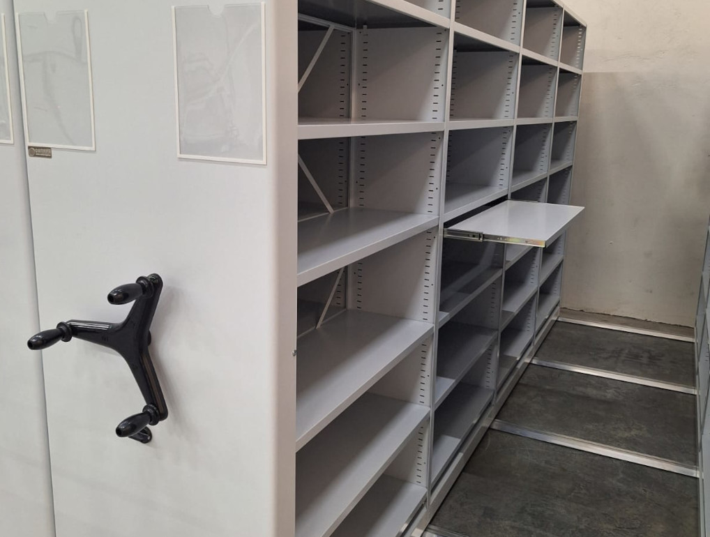 Мобильыне стеллажи с выдвижными полками